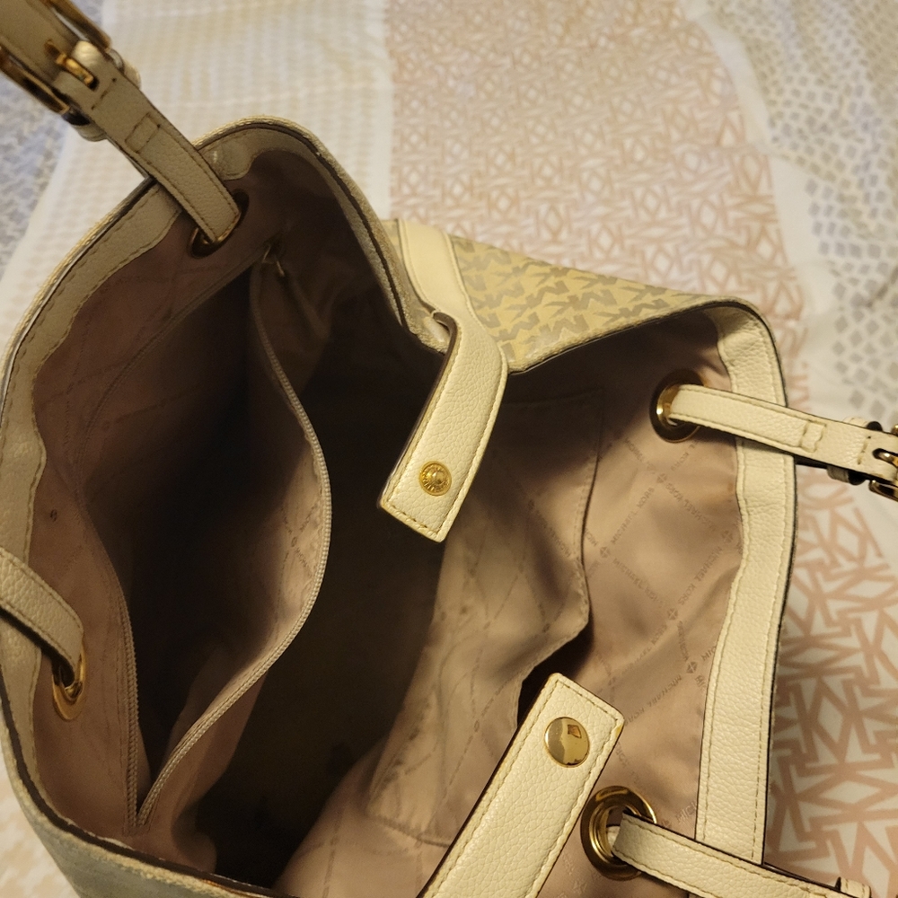 MK purse - Picture 2 of 3